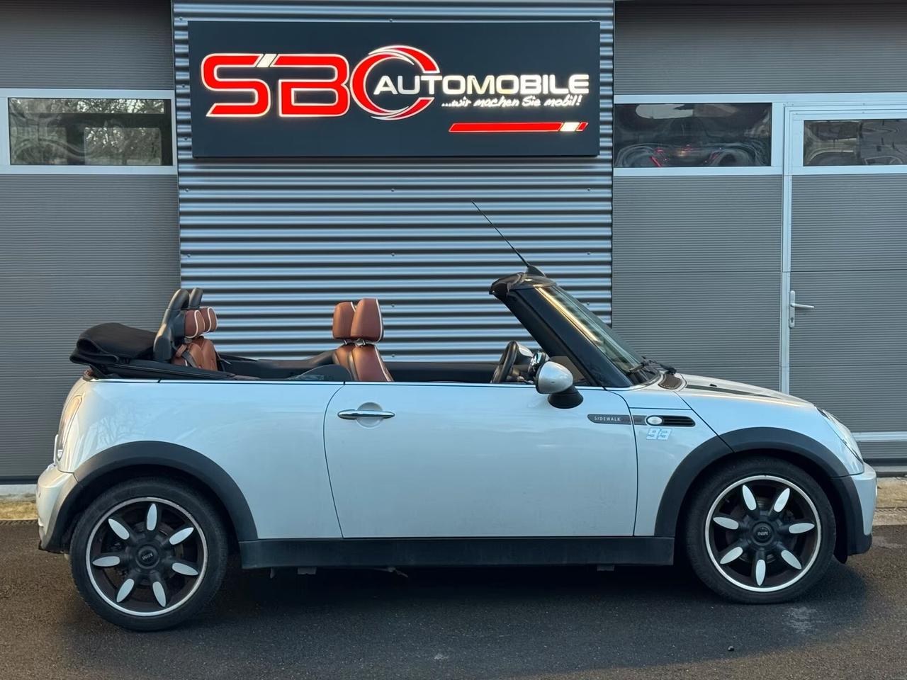 Mini Cooper cabrio Sidewalk
