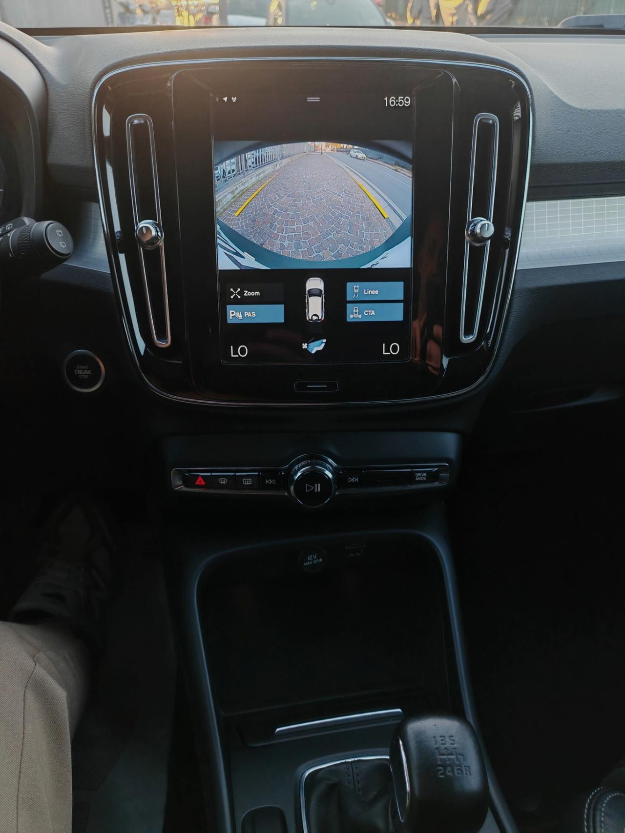 Volvo XC40 T3 Momentum Pro