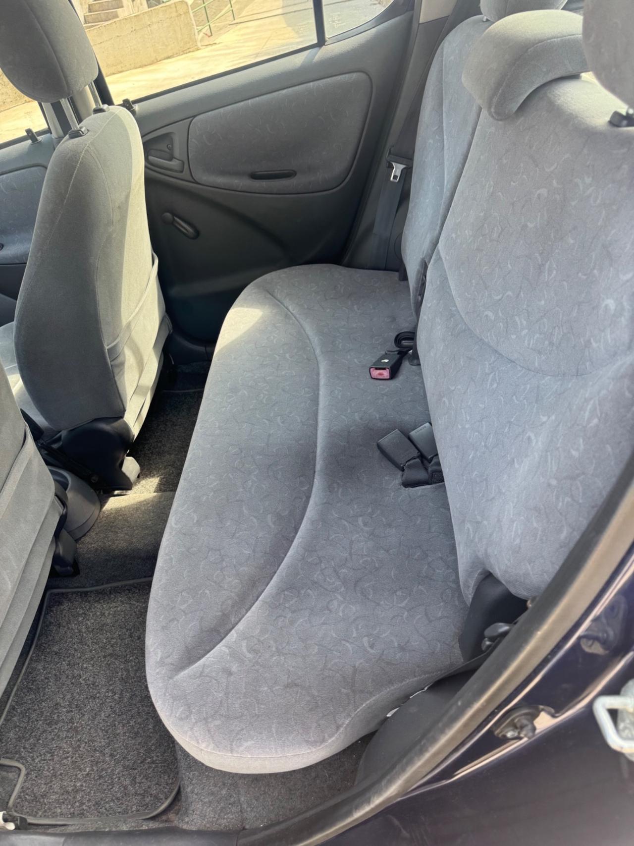 Toyota Yaris 1.0i 16V cat 5 porte Sol