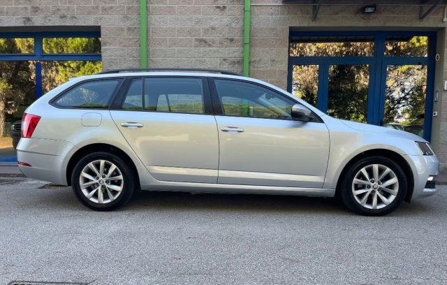 SKODA Octavia SW 1.6 TDI 115CV DSG NAVIGATORE SENSORI PARCHEGGIO