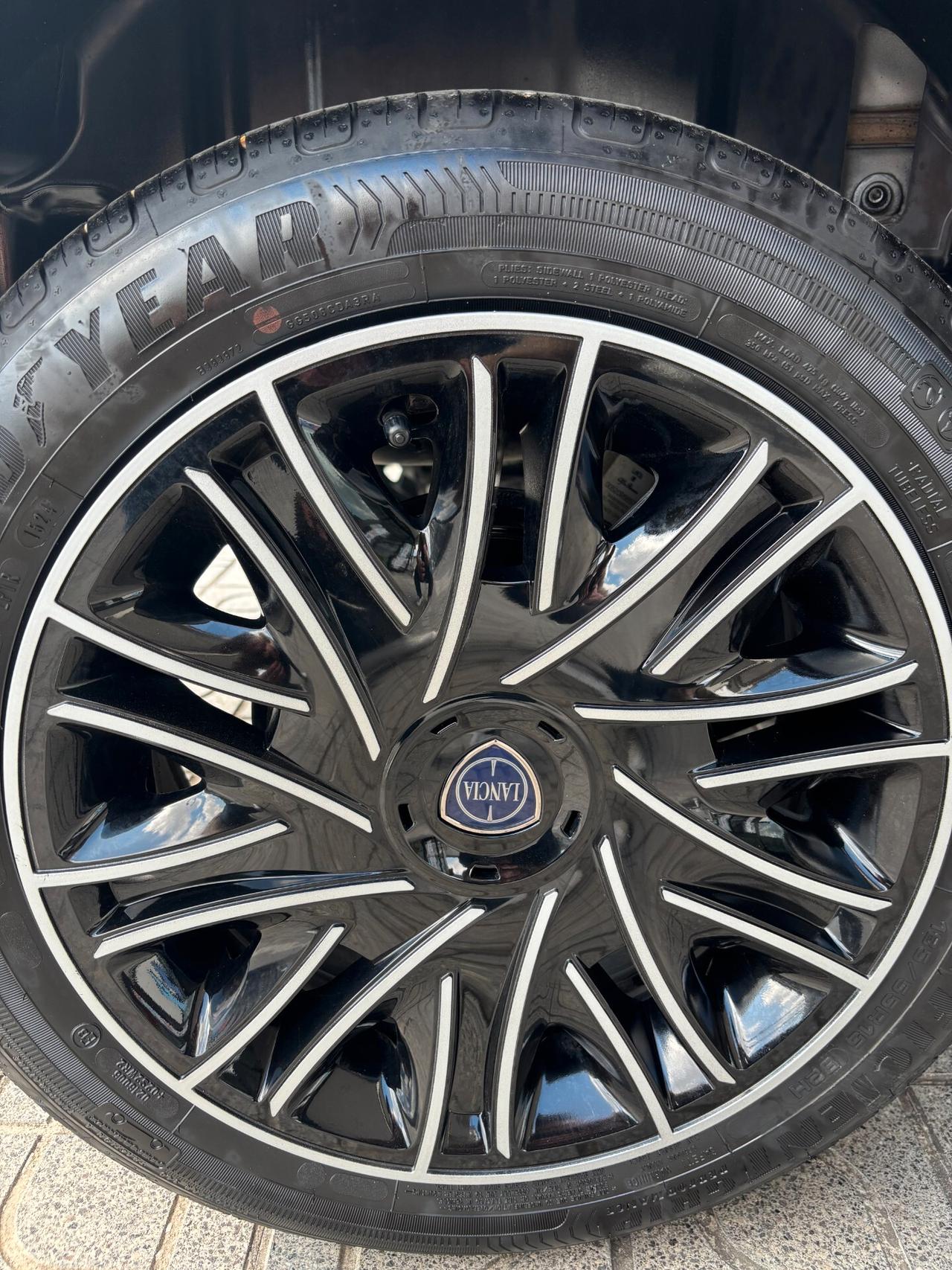 Lancia Ypsilon 1.0 FireFly 5 porte S&S Hybrid Oro