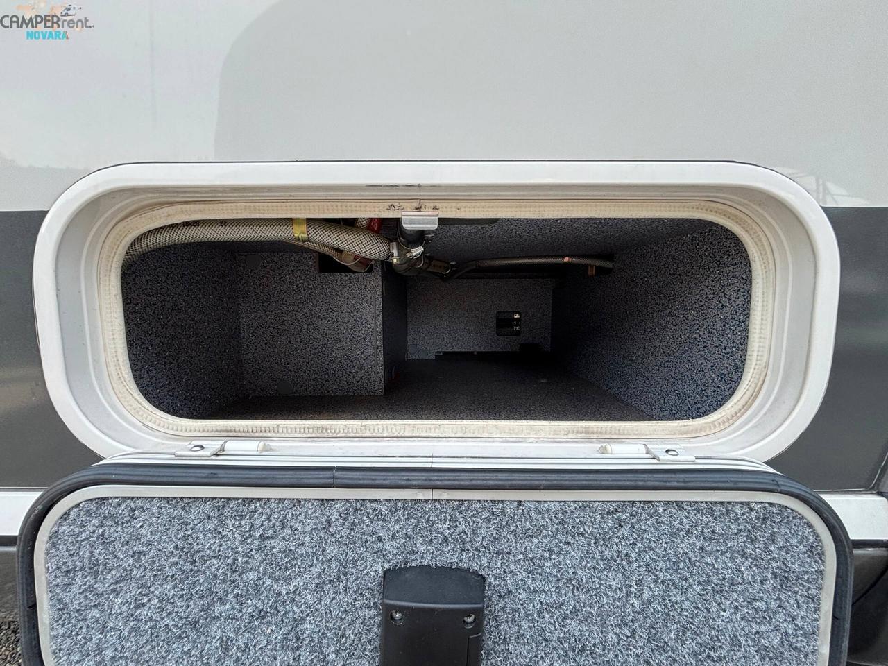 CARTHAGO CHIC I 47 - motorhome con letto matrimoniale in coda ed ampio garage