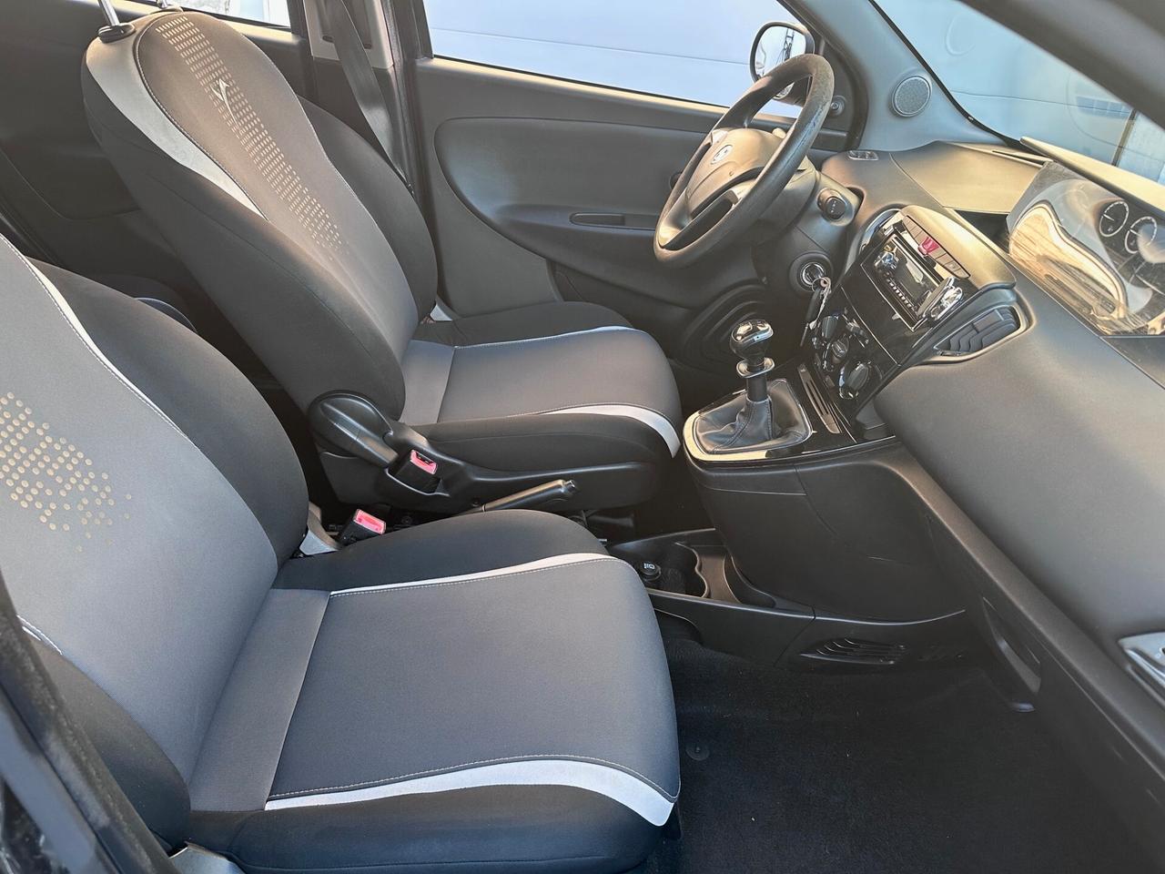 Lancia Ypsilon 1.2 69 CV 5 porte Silver