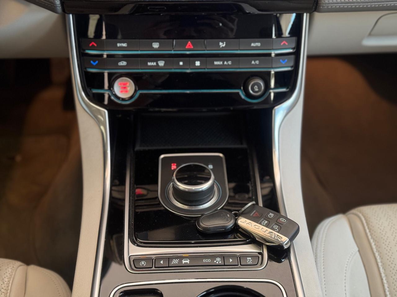 Jaguar XE 2.0 D Turbo 180 CV AWD aut. Portfolio