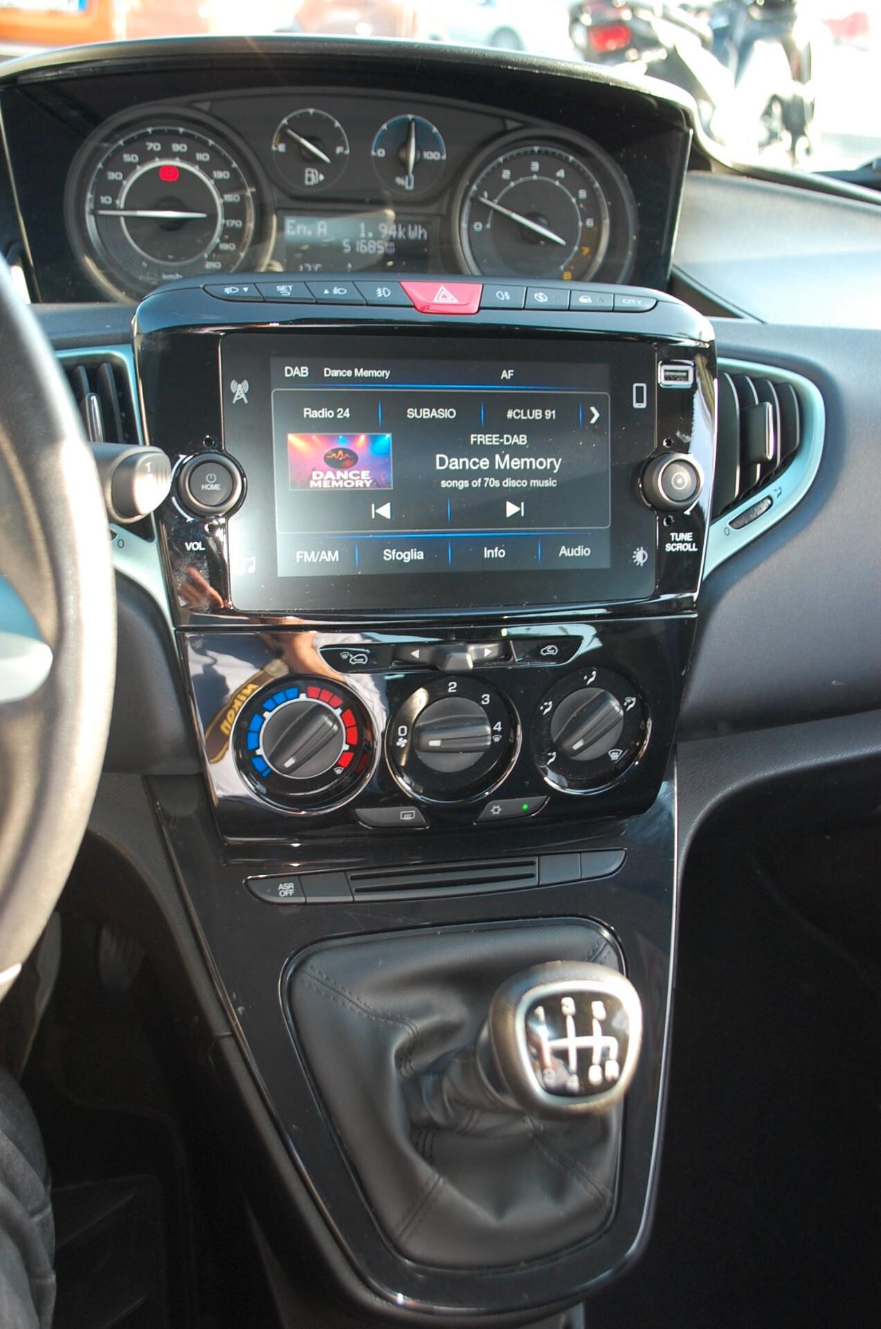 Lancia Ypsilon 1.0 firefly 70CV hybrid Gold Plus S&S Uff Italy USB