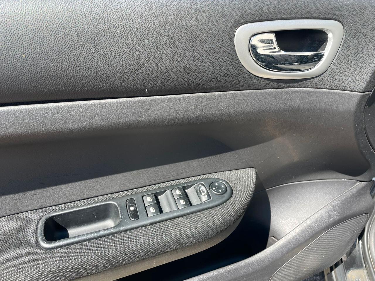 Peugeot 3008 1.6 HDi 110CV cambio robotizzato Tecno