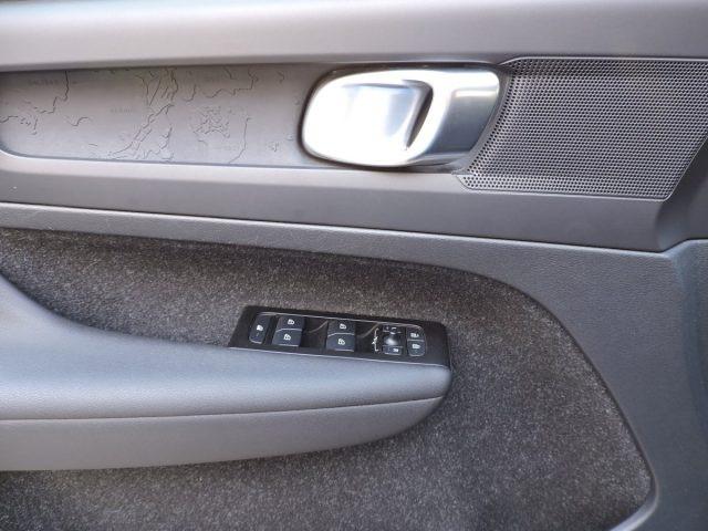 VOLVO XC40 T2 MOMENTUM CORE MANUALE