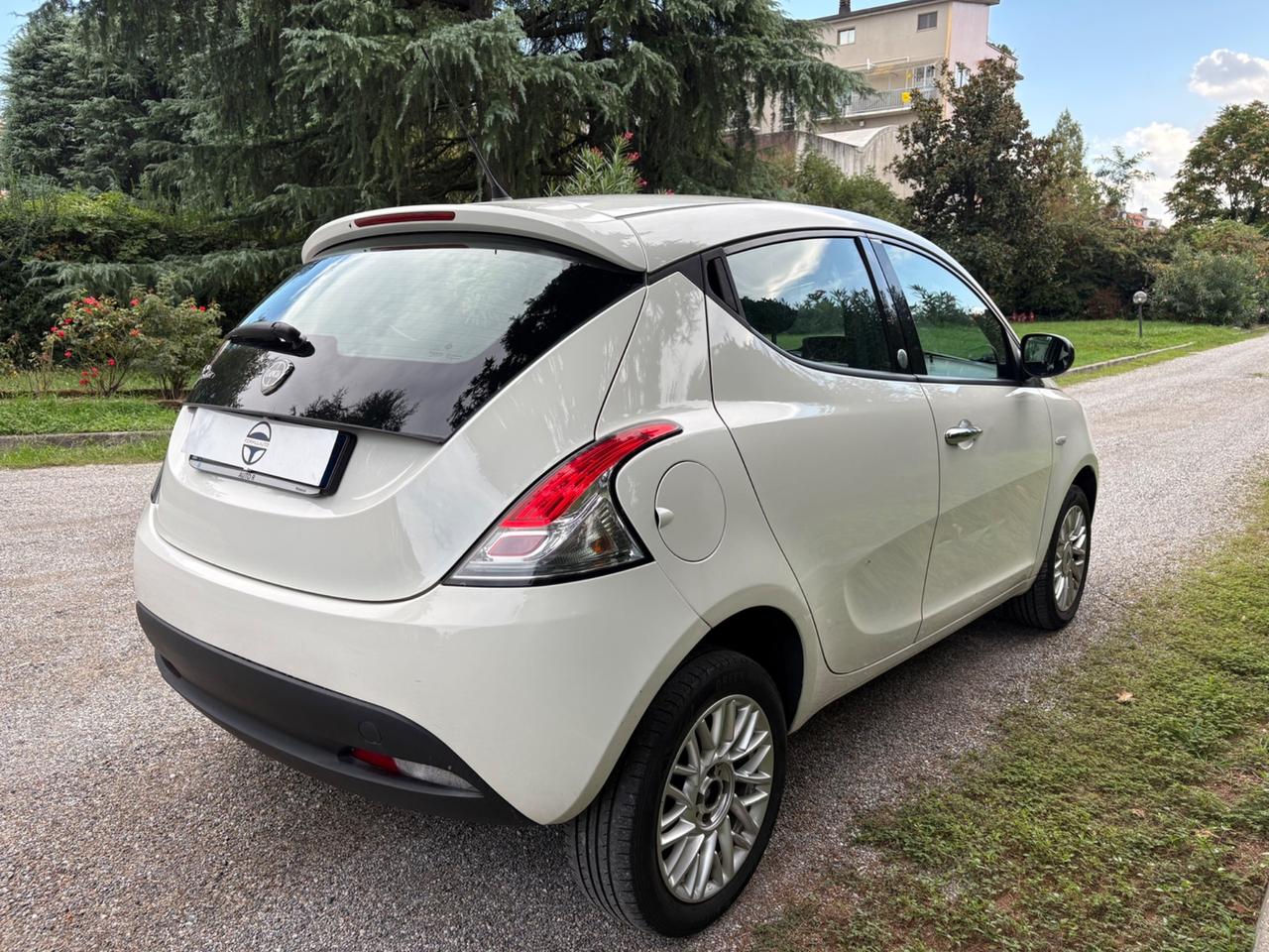 Lancia Ypsilon 0.9 TwinAir 85 CV 5 porte Metano Ecochic Gold