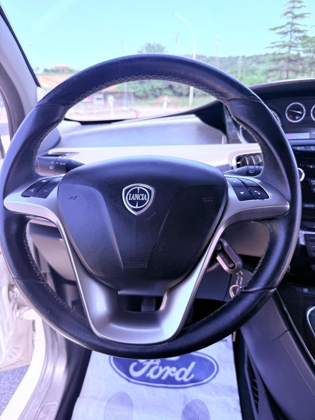 Lancia Ypsilon 1.2 69 CV 5 porte GPL Ecochic Silver