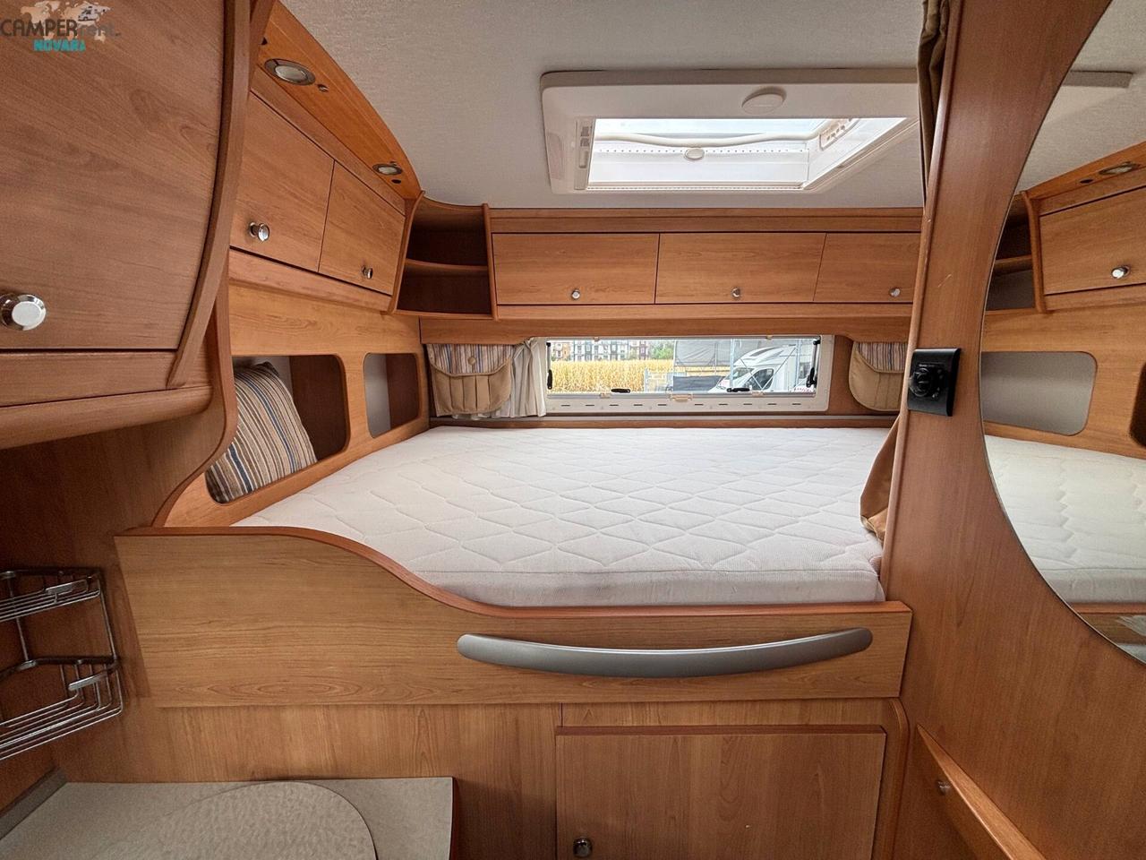 LAIKA X 595 C VAN - Semintegrale con letto matrimoniale in coda e garage (volume interno 68x103 )