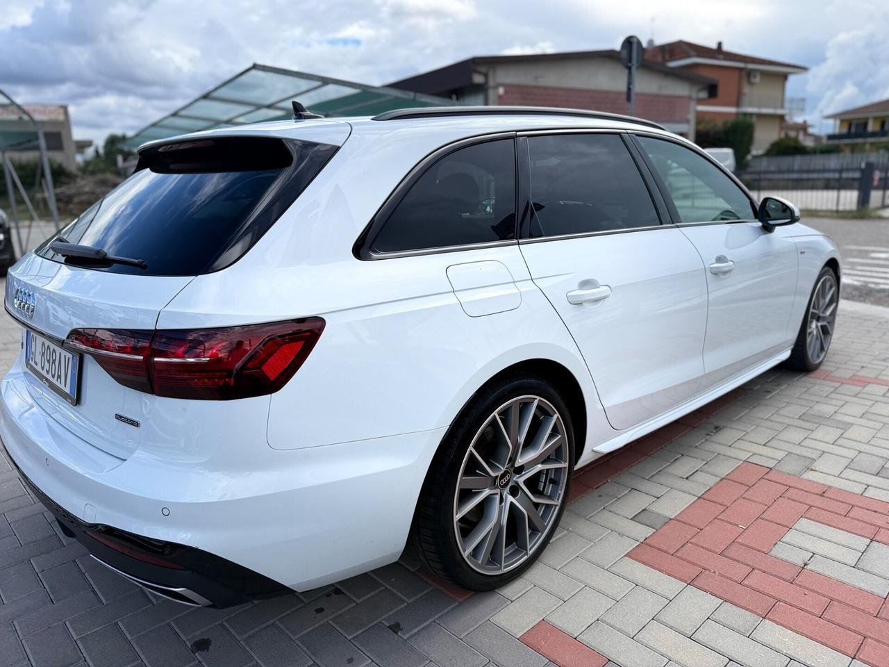 Audi A4 Avant 40 TDI quattro S tronic line edition
