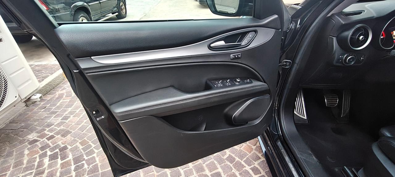 Alfa Romeo Stelvio Q4 Veloce total black