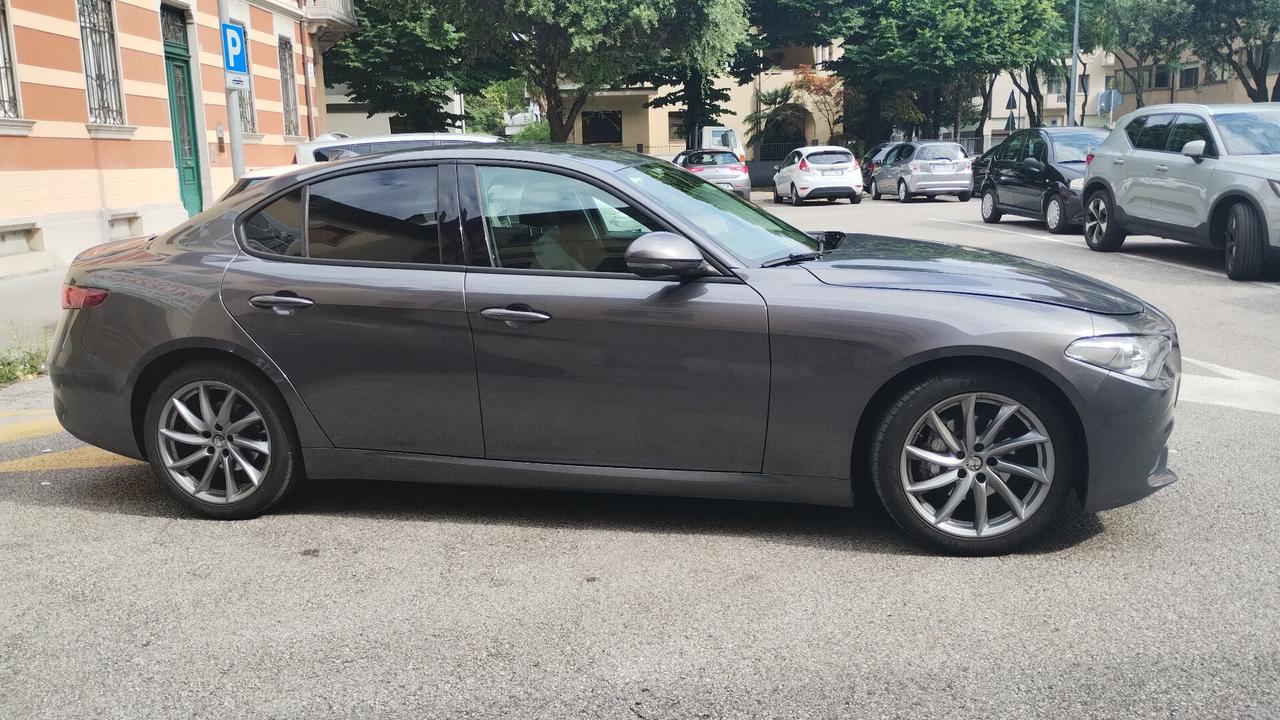 Alfa Romeo Giulia 2.0 Turbo 200 CV AT8 Super