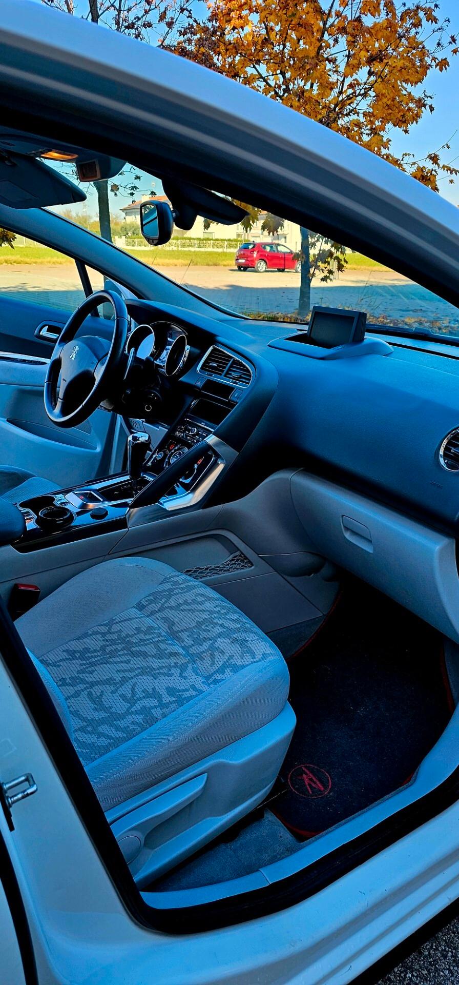 Peugeot 3008 1.6 HDi 110CV cambio robotizzato Premium