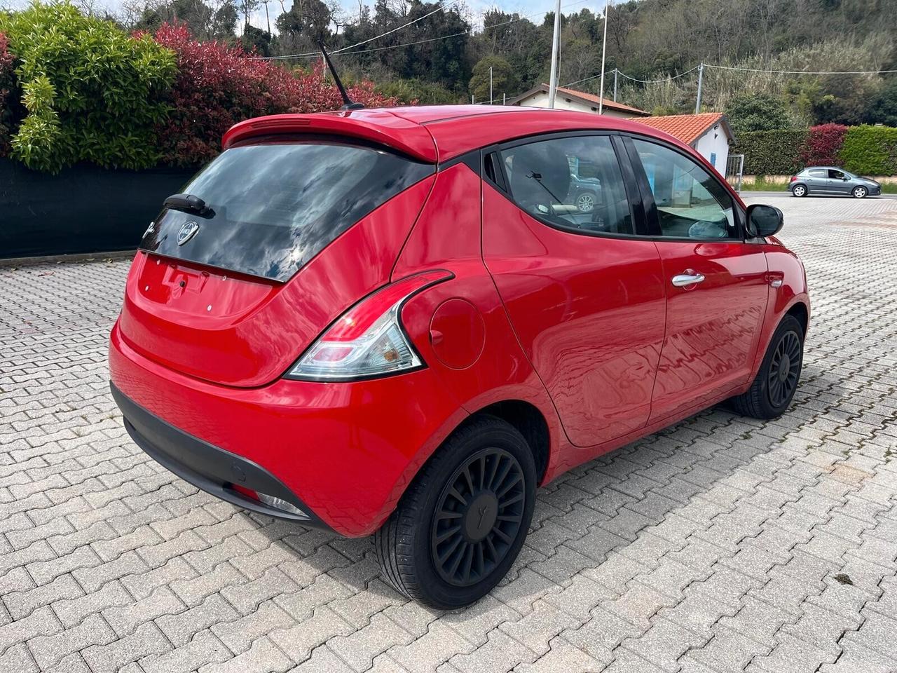 Lancia Ypsilon 1.0 FireFly 5 porte S&S Hybrid Ecochic Silver