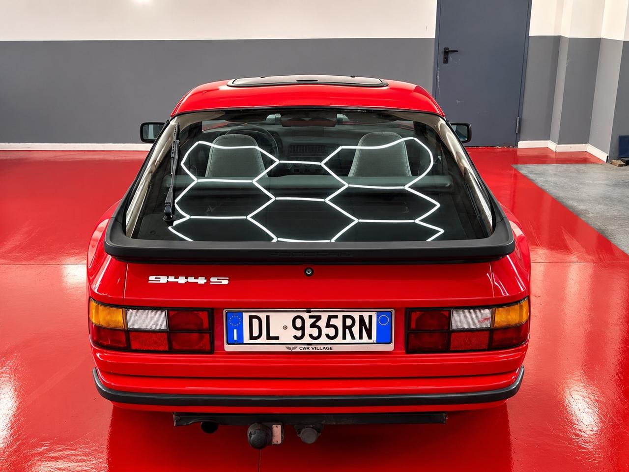 Porsche 944