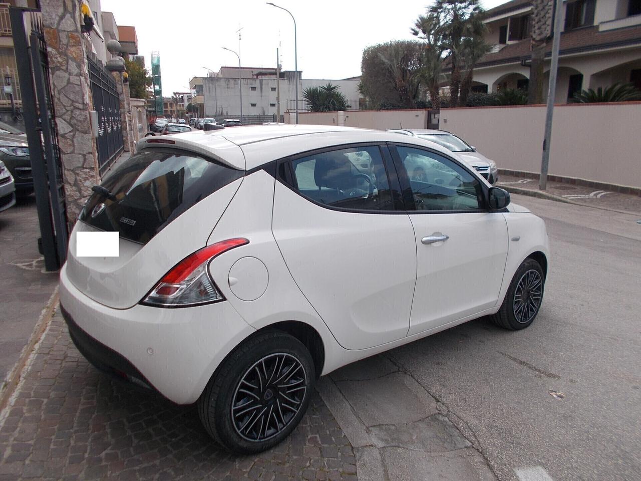 Lancia Ypsilon 1.0 FireFly 5 porte S&S Hybryd Gold