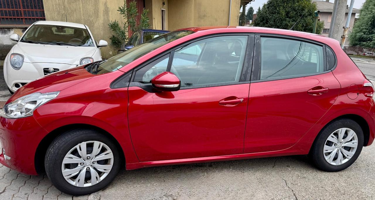 Peugeot 208 1.4 HDi 68 CV 5 porte Allure