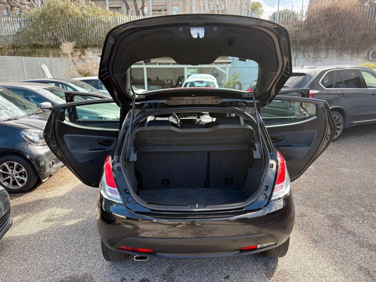 Lancia Ypsilon 1.0 FireFly 5 porte S&S Hybrid Gold