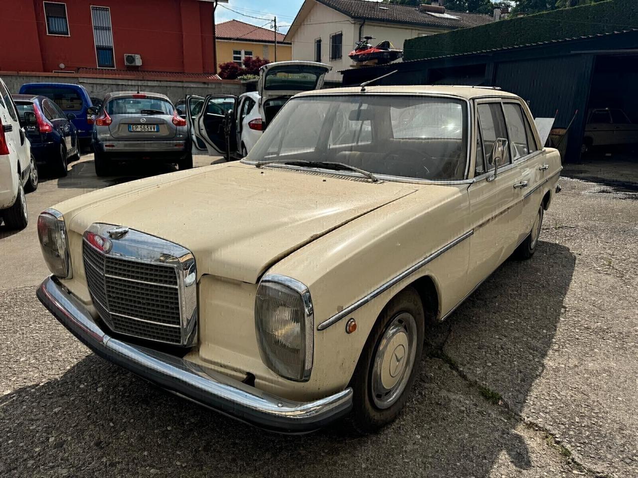 Mercedes-benz 200 Mercedes-Benz 200 D (W115) – Anno 1972