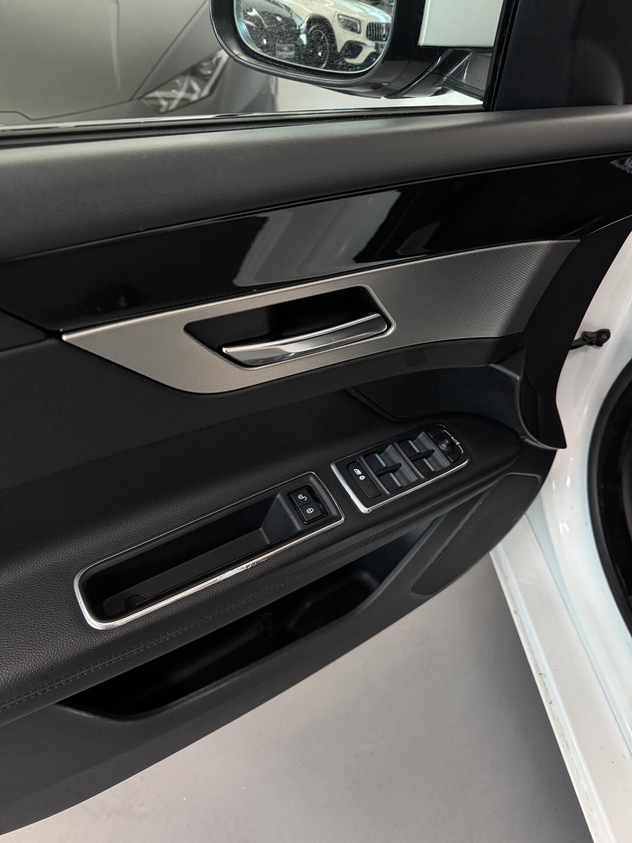 Jaguar XF 2.0cc 180cv Automatica Navigatore Finanziabile