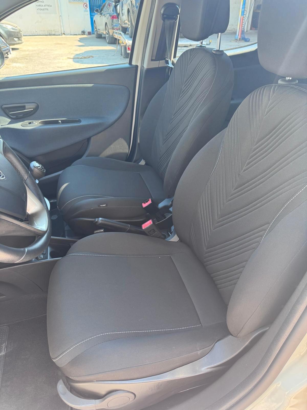 Lancia Ypsilon 1.0 FireFly 5 porte S&S Hybrid Gold