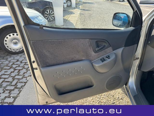 TOYOTA Yaris Verso 1.3i 16V cat Sol