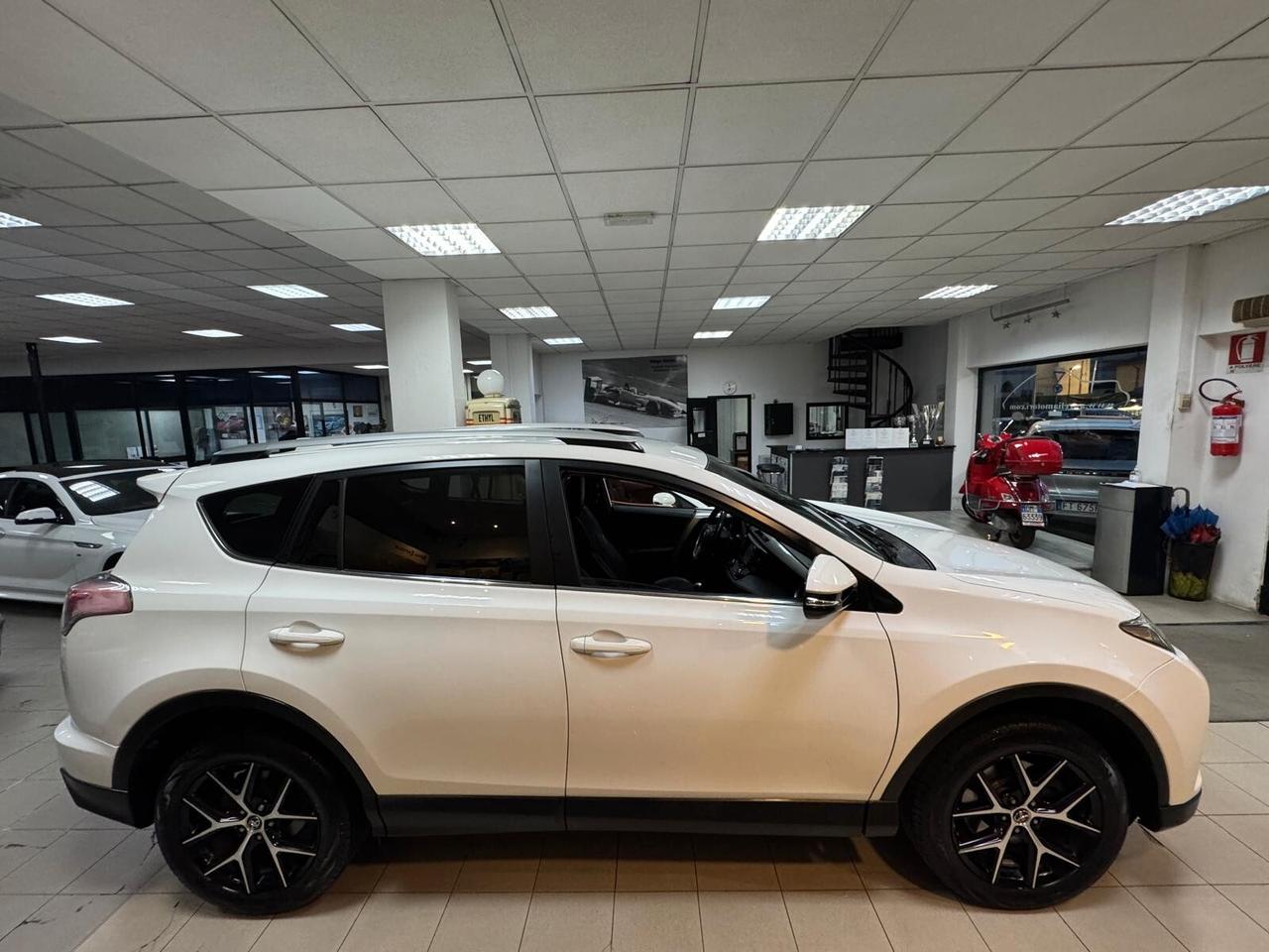 Toyota RAV 4 2.0 D-4D 2WD Lounge MY '17 UNICOPR. PARI AL NUOVO