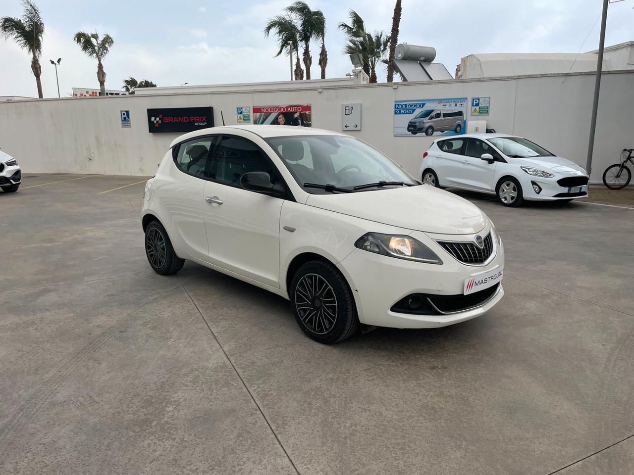 Lancia Ypsilon 1.0 FireFly 5 porte S&S Hybrid Silver
