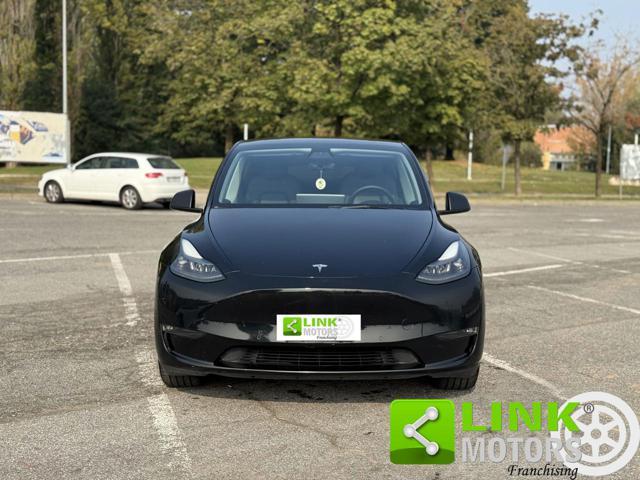 TESLA Model Y longe