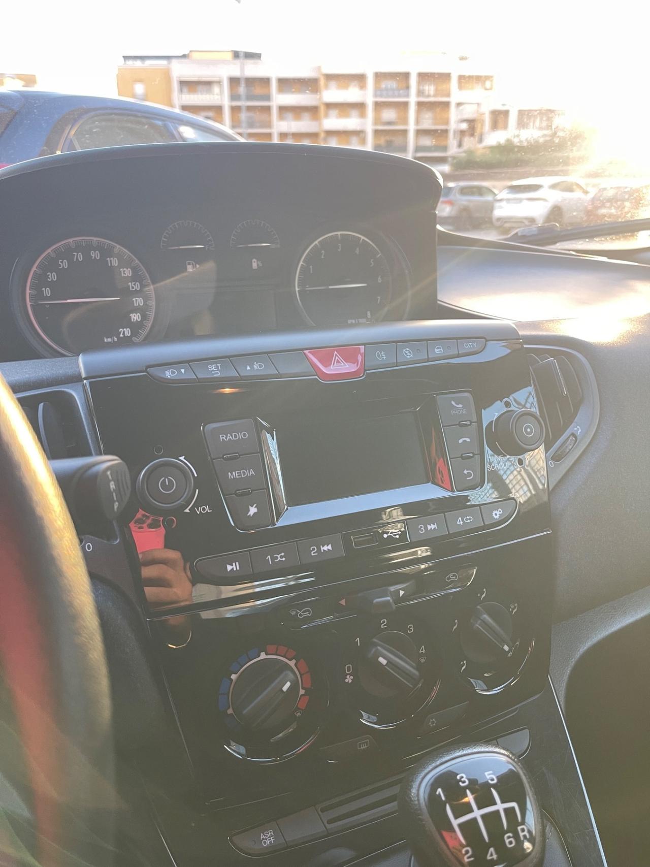 Lancia Ypsilon 1.0 FireFly 5 porte S&S Hybrid Ecochic Silver