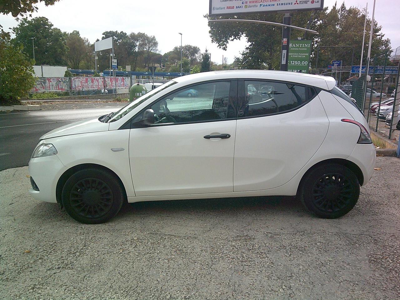 Lancia Ypsilon 1.0 FireFly 5 porte S&S Hybrid Ecochic Silver