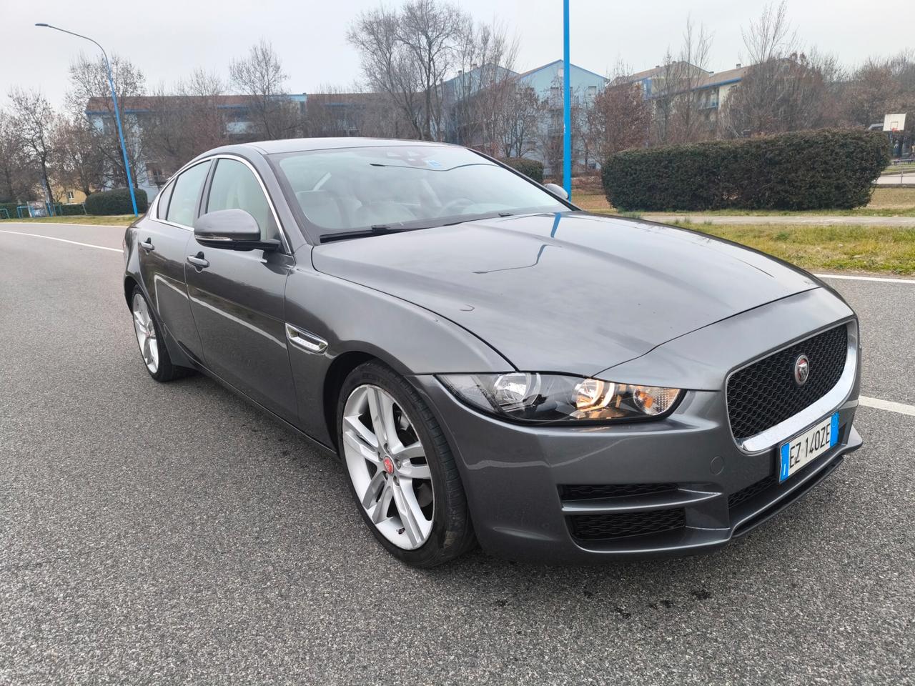 JAGUAR XE 2,0 180CV- AUTOMATICA-EURO 6- MOTORE NUOVO