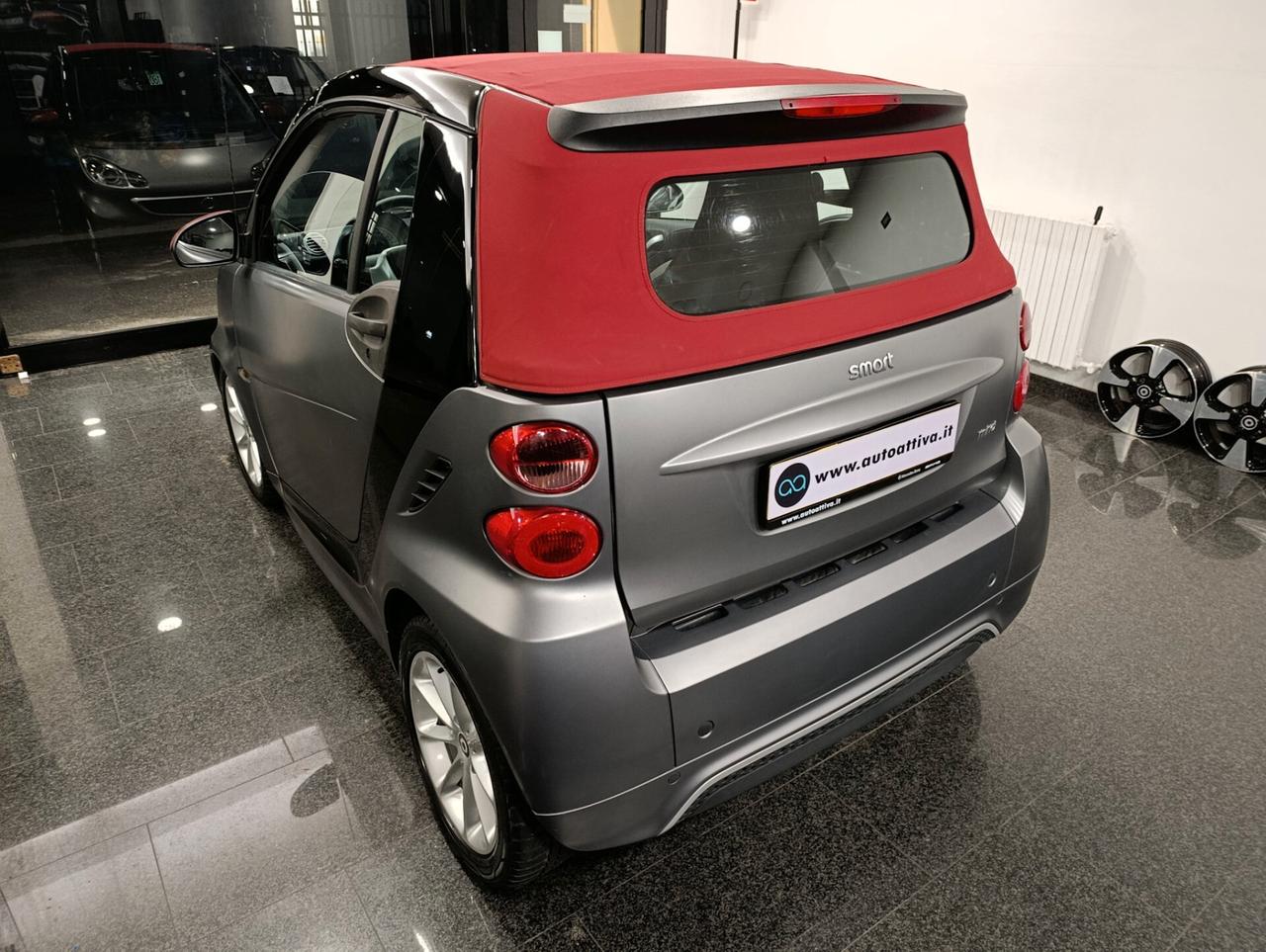 Smart ForTwo 1.0 71cv MHD cabrio passion Grey Opaco capote rossa