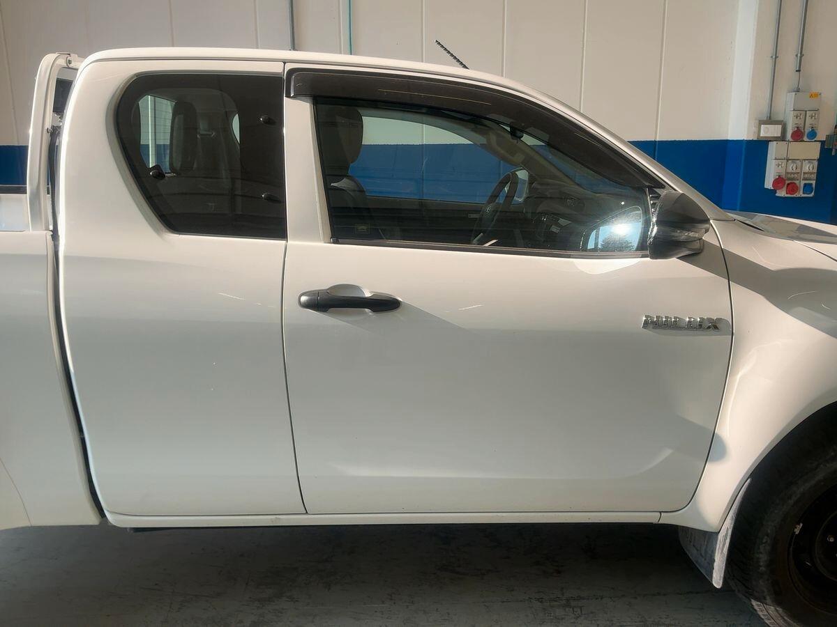 Toyota Hilux 2.4 D-4D Extra Cab Comfort 4x4 — 150 CV | 07/2021 | 28.100 km