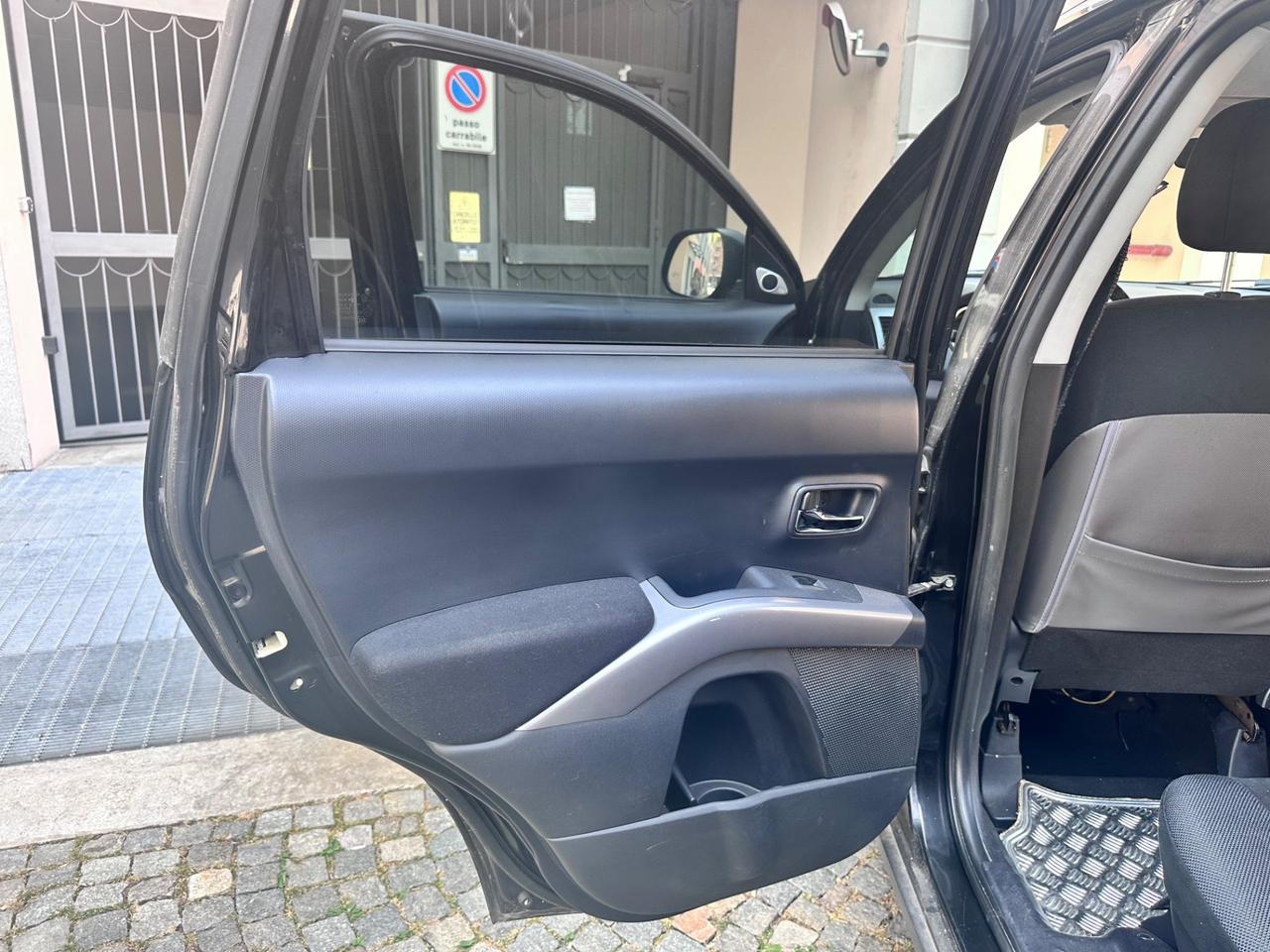 Mitsubishi Outlander 2.0 DI-D un vero 7 posti 4x4