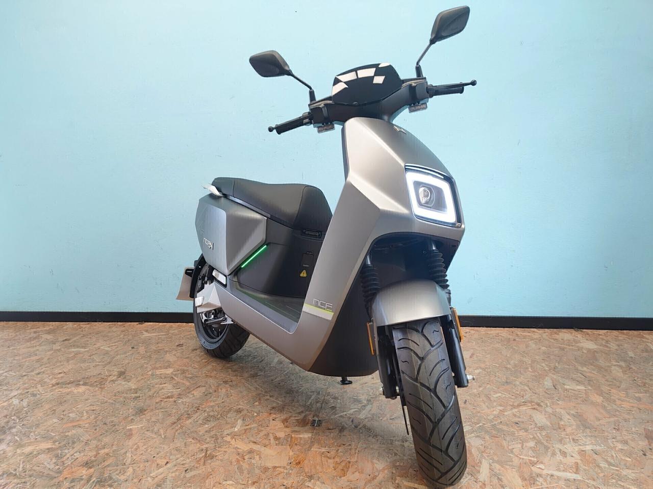 Nmoto NCF S : l'e-scooter che ti porta anche in autostrada