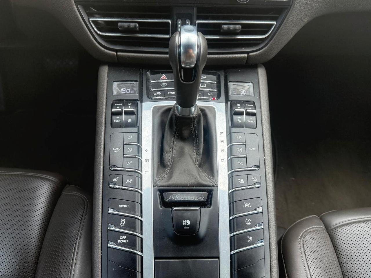 Porsche Macan 2.0 Book service Porsche