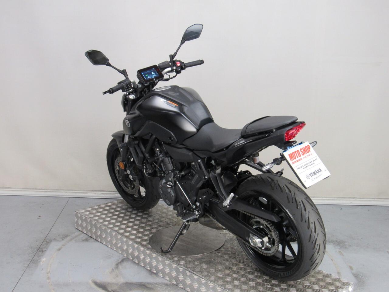 Yamaha MT-07 ABS 35 KW PATENTE A2 AKRAPOVIC