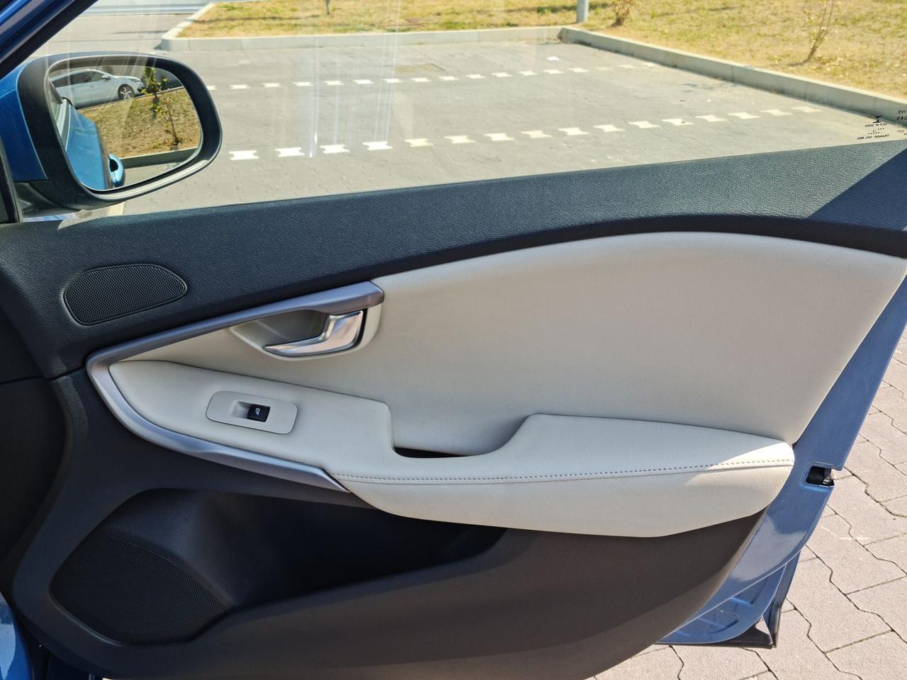Volvo V40 KINETIC #6087
