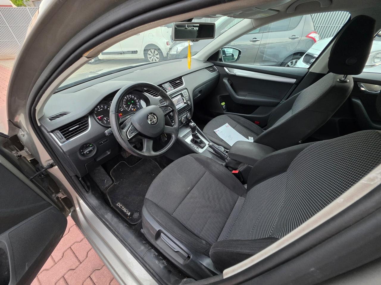 Skoda Octavia 1.6 TDI CR 105CV DSG full