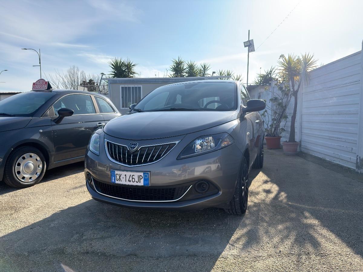 Lancia Ypsilon 1.0 FireFly 5 porte S&S Hybrid Silver