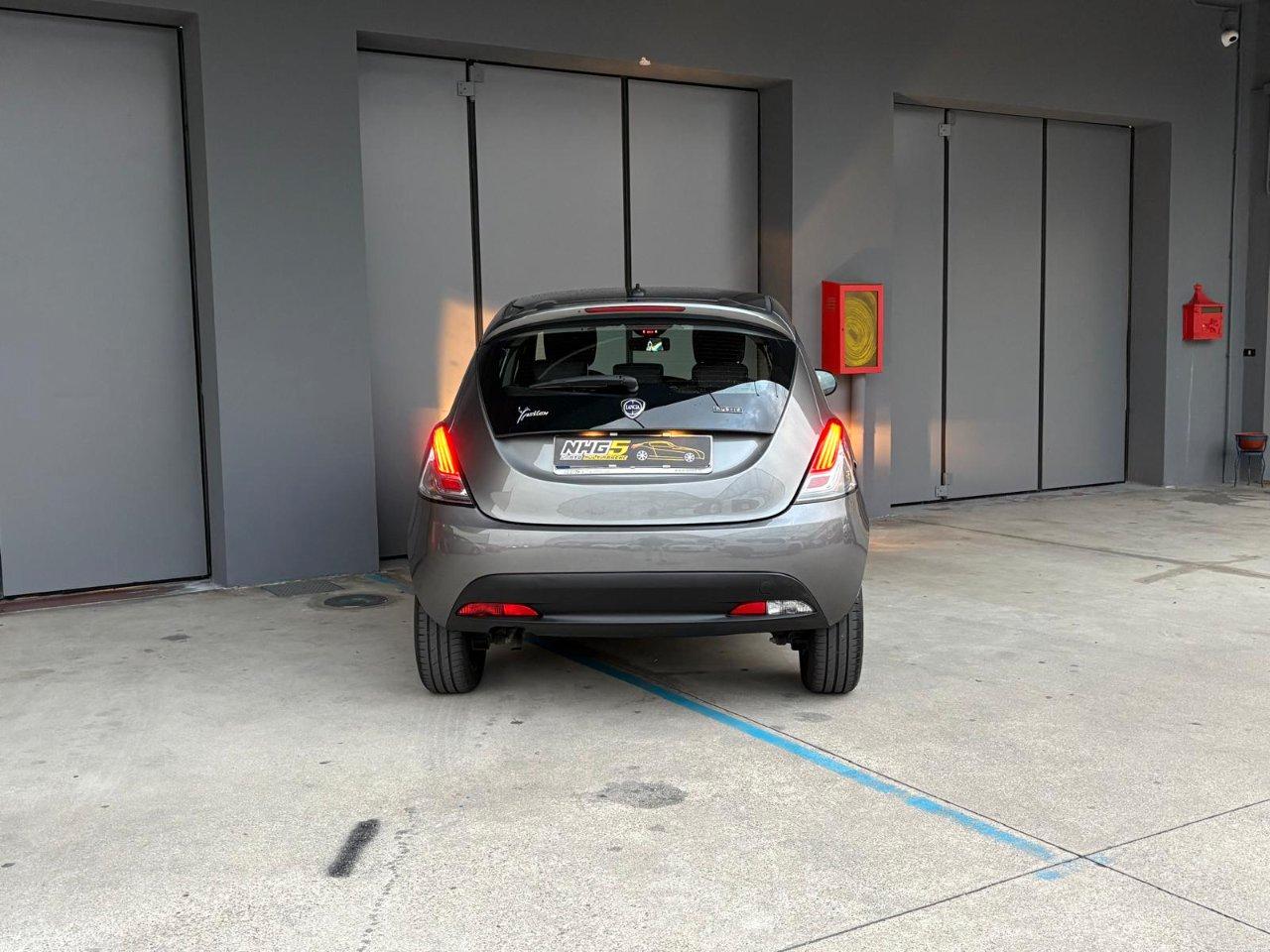 Lancia Ypsilon 1.0 firefly hybrid Silver s&s 70cv 5p.ti