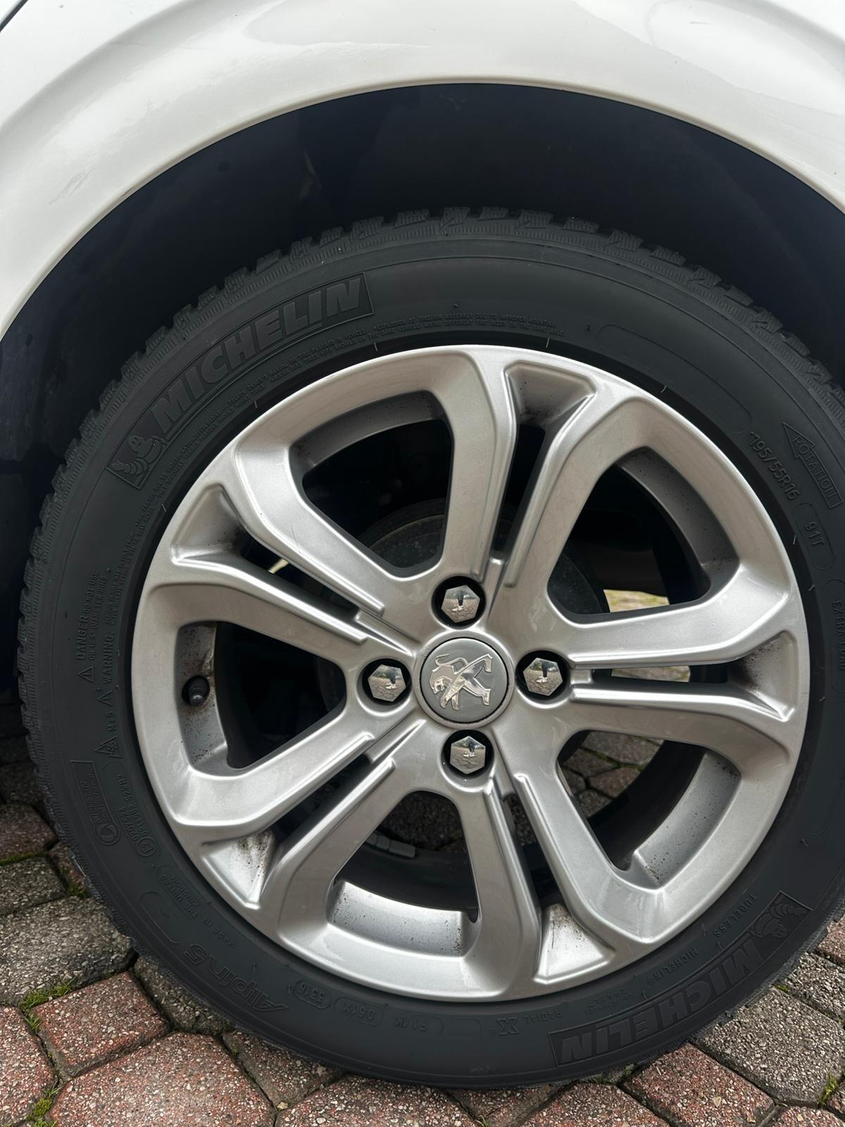 Peugeot 208 PureTech 82 ETG5 S&S 5 porte Allure