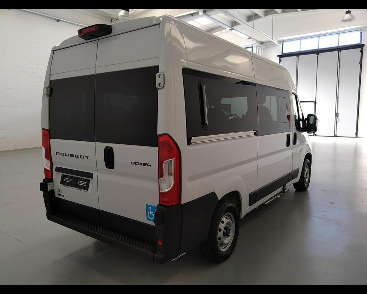 PEUGEOT Boxer 335 2.2 bluehdi 140cv S&S Vetrato allestito con sollevatore