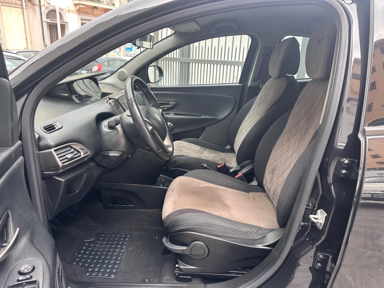 Lancia Ypsilon 1.2 69 CV 5 porte Gold