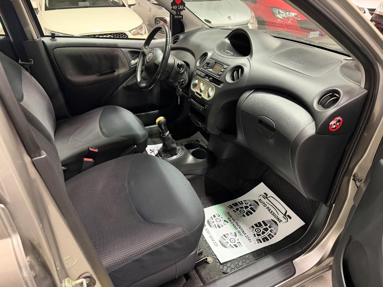 Toyota Yaris 1.3i 16V cat 5 porte Sol