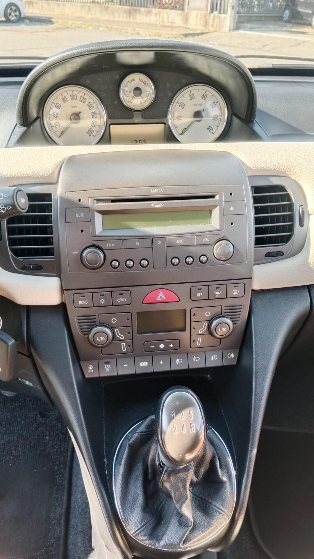 Lancia Ypsilon 1.4 16V Oro