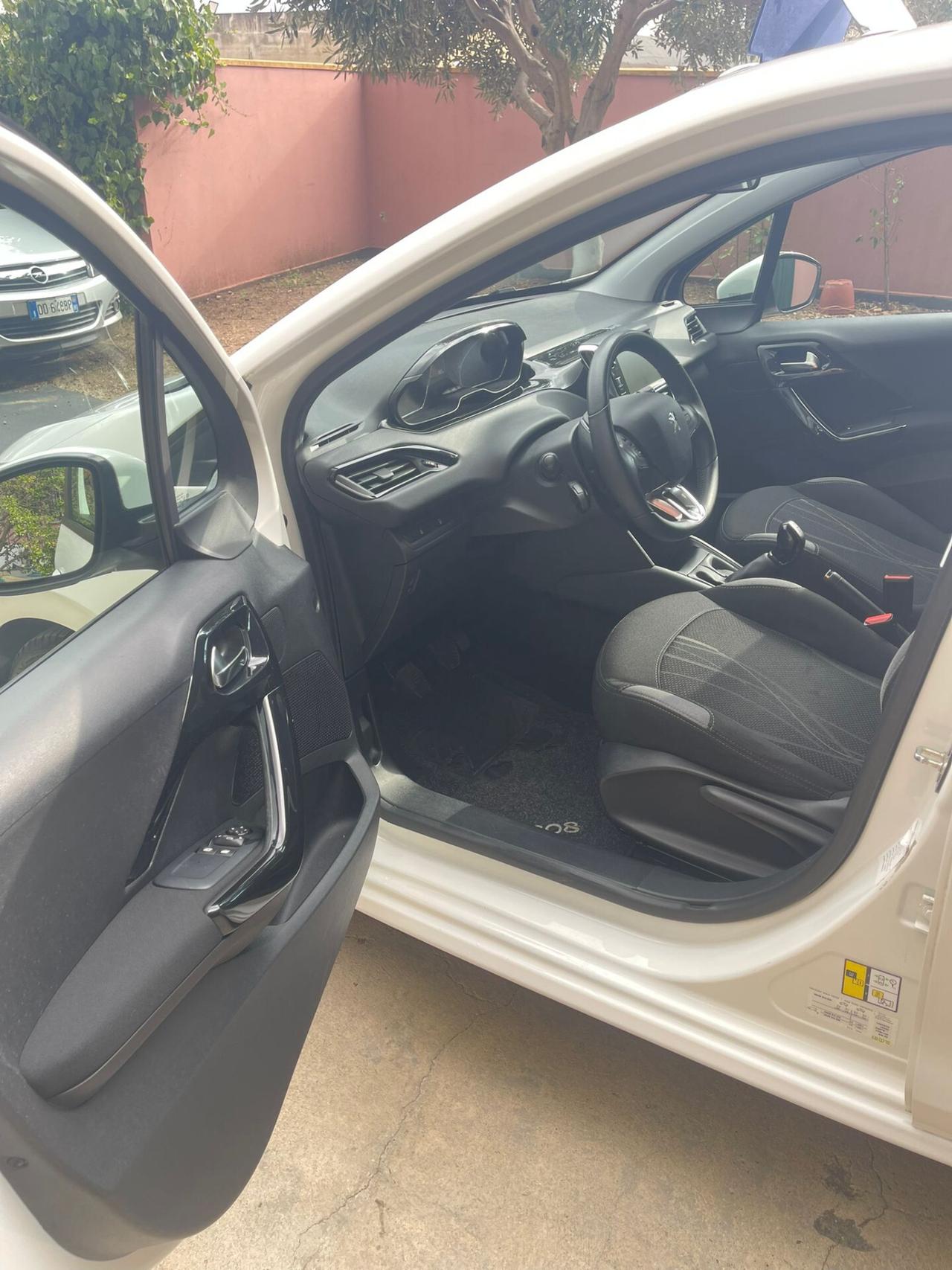 Peugeot 208 1.4 HDi 68 CV 5 porte Allure