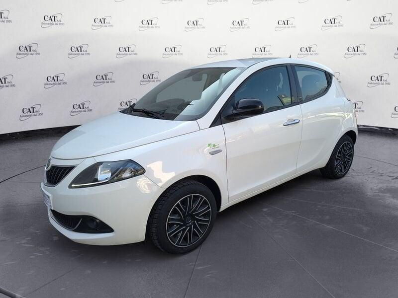 Lancia Ypsilon 0.9 silver hybrid
